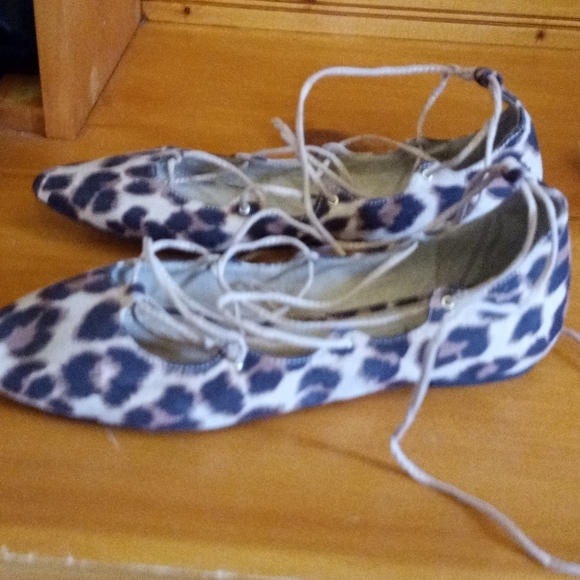 Old Navy Leopard Print flays - Picture 2 of 3